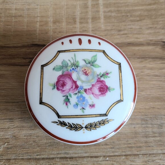 Vintage Limoges France porcelain round jewelry box with floral design. - Picture 4 of 7